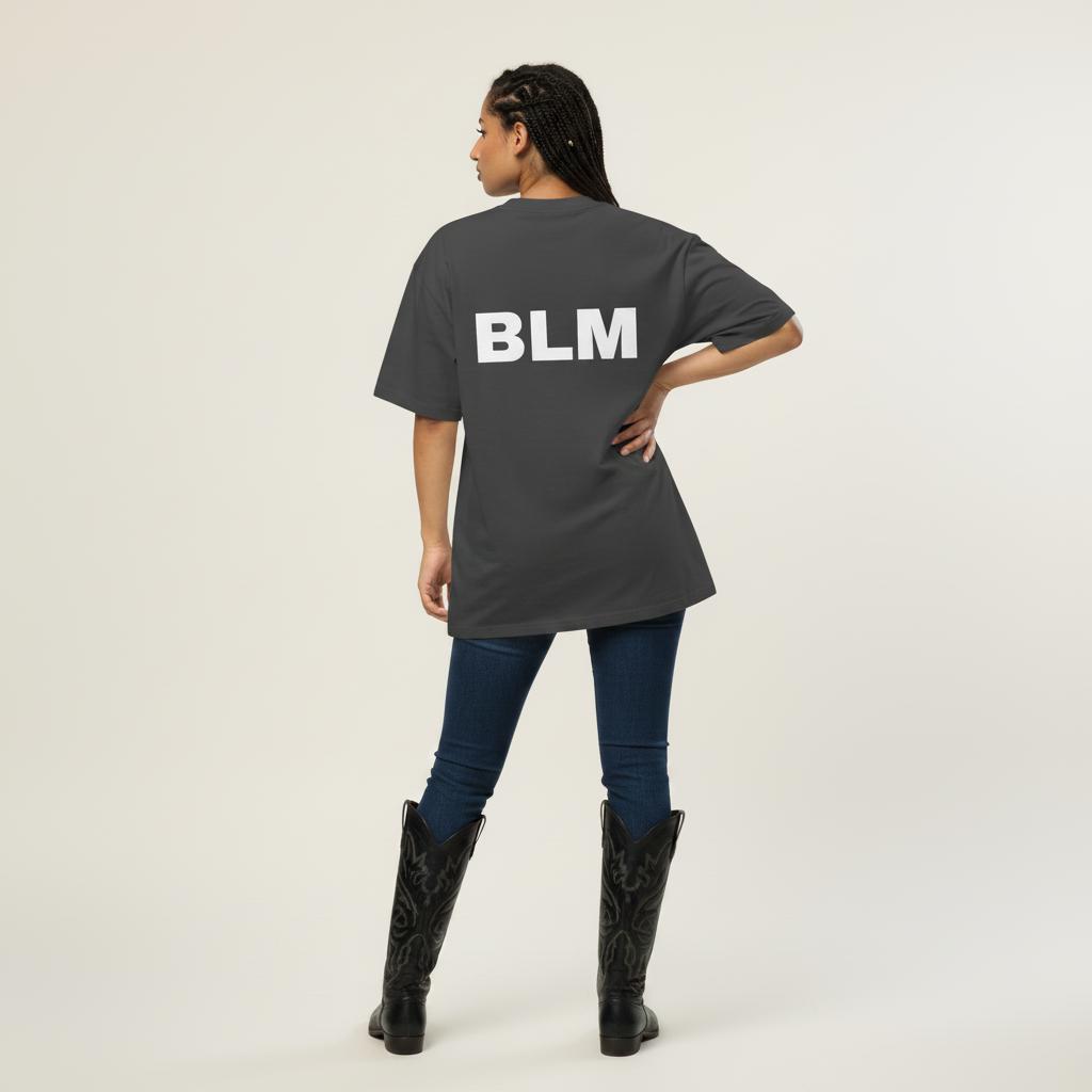 Bellmont Oversized Tee BLM – Schwarze Westernstiefel über Jeans