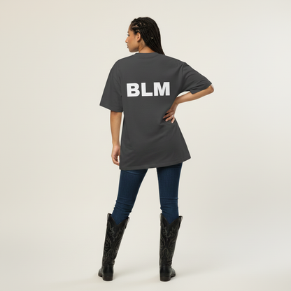 Bellmont Oversized Tee BLM – Schwarze Westernstiefel über Jeans